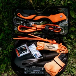 Linki elastyczne HELP BAG w przezroczystej kieszeni otwartego modułu TOOLS obok piły i paracordu