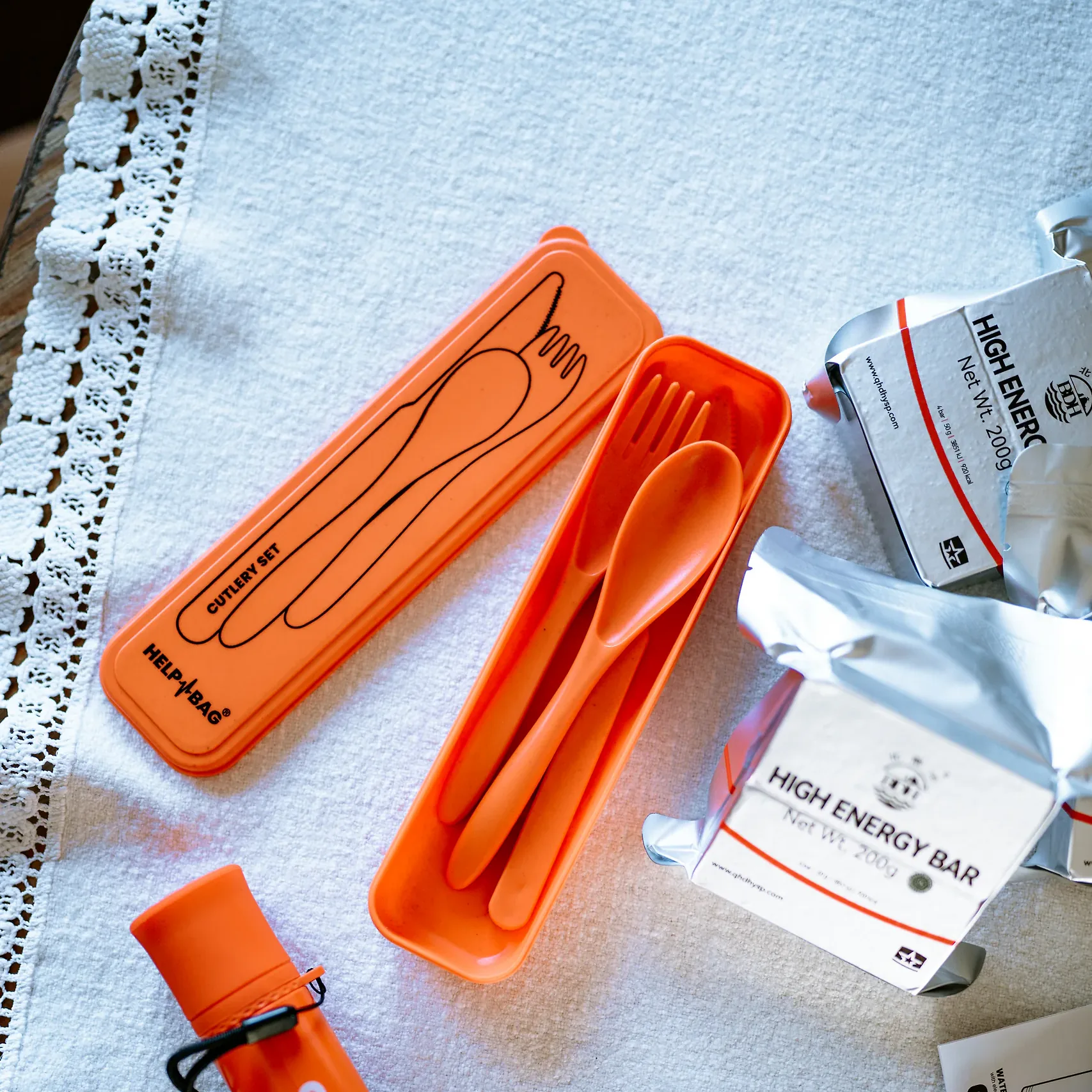 Zawartość modułu FOOD & WATER HELP BAG: słomka filtrująca Crystal Pro, sztućce i racje żywnościowe