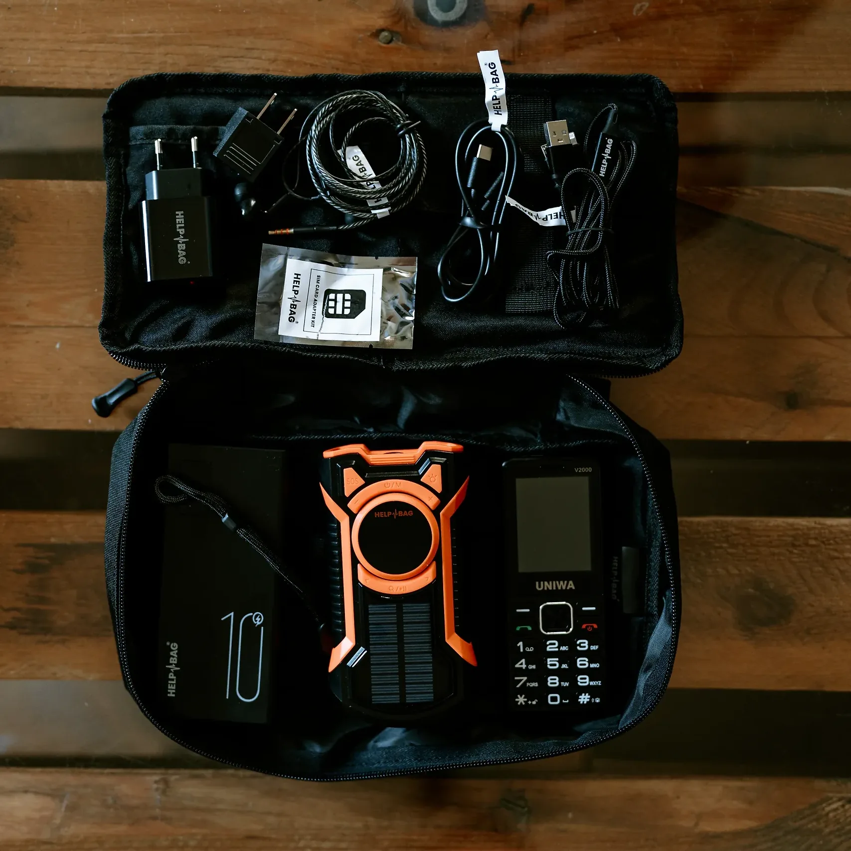 Otwarty moduł ELECTRONICS HELP BAG: radio na dynamo Signal One, telefon, powerbank, kable i ładowarka