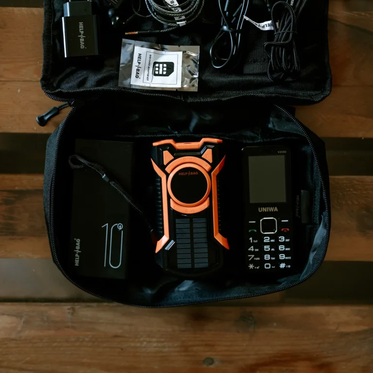 Аварійний комплект HELP BAG MAX PRO Otwarty moduł ELECTRONICS HELP BAG z radiem Signal One, powerbankiem 10000 mAh, telefonem, kablami i adapterami SIM
