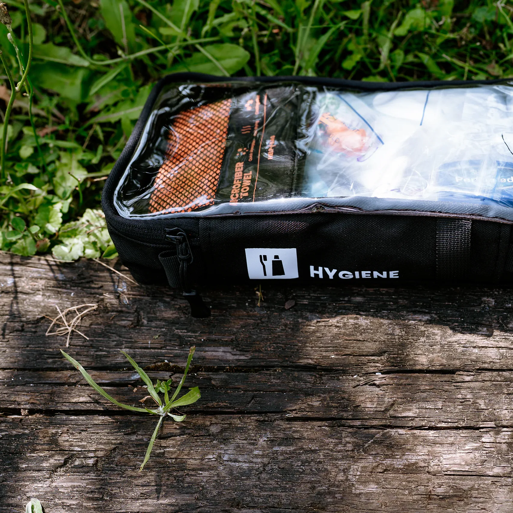Moduł HYGIENE HELP BAG z przezroczystą górą, w środku przykładowe rzeczy do higieny i ręcznik