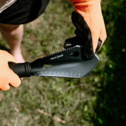 Ostrze łopatki stalowej HELP BAG z bliska: podziałka 0-9 cm, ząbkowana krawędź i logo