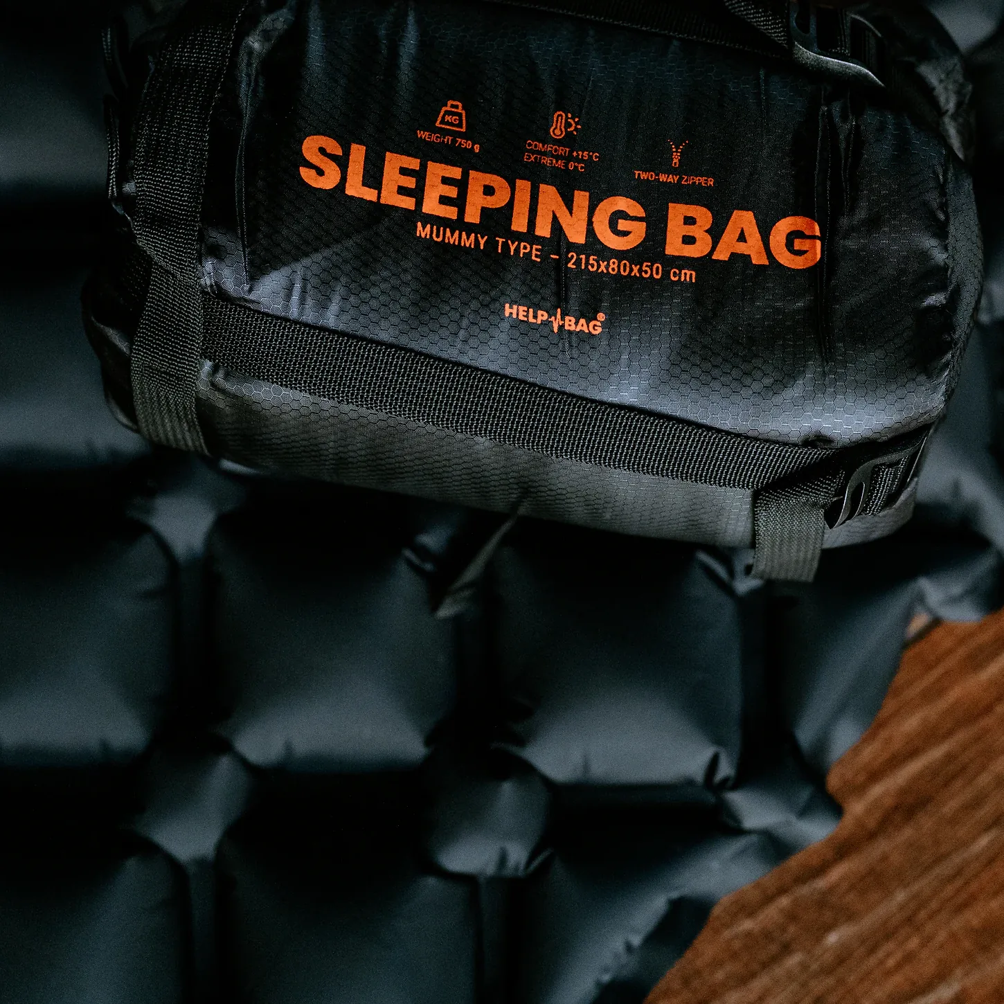 Worek śpiwora HELP BAG z napisem SLEEPING BAG MUMMY TYPE 215 x 80 x 50 cm i paskami