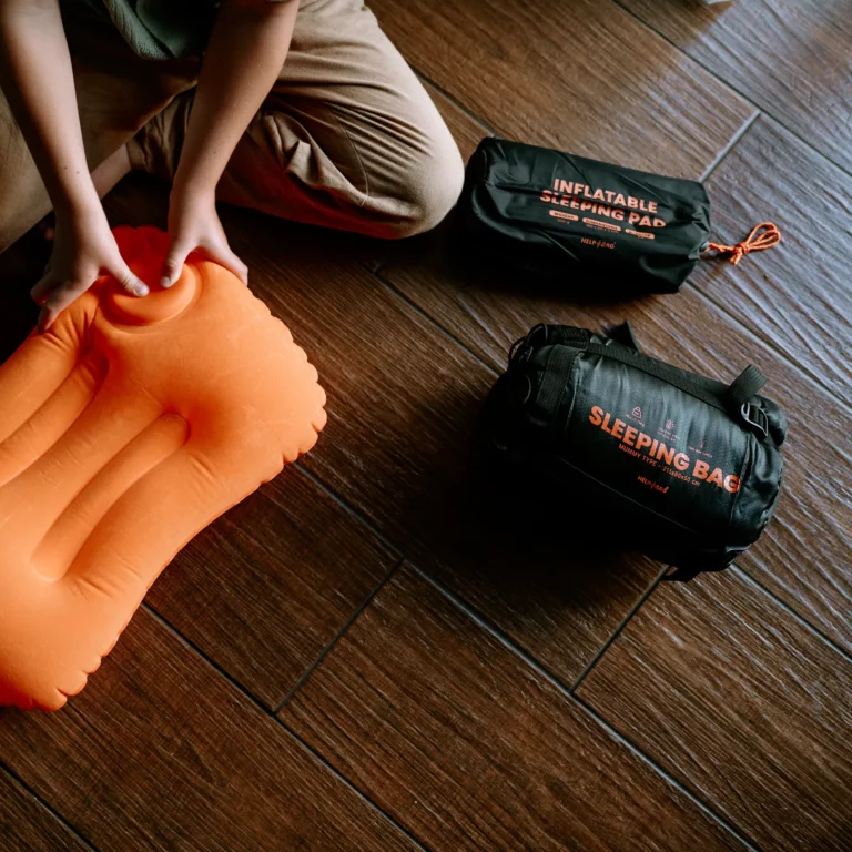 Аварійний комплект HELP BAG MAX PRO Śpiwór HELP BAG w worku, dmuchana mata w pokrowcu i pomarańczowa poduszka dmuchana