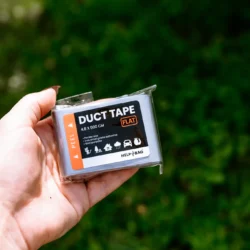 Taśma naprawcza HELP BAG duct tape FLAT 4,8 x 500 cm w dłoni, płaski pakiet kieszonkowy