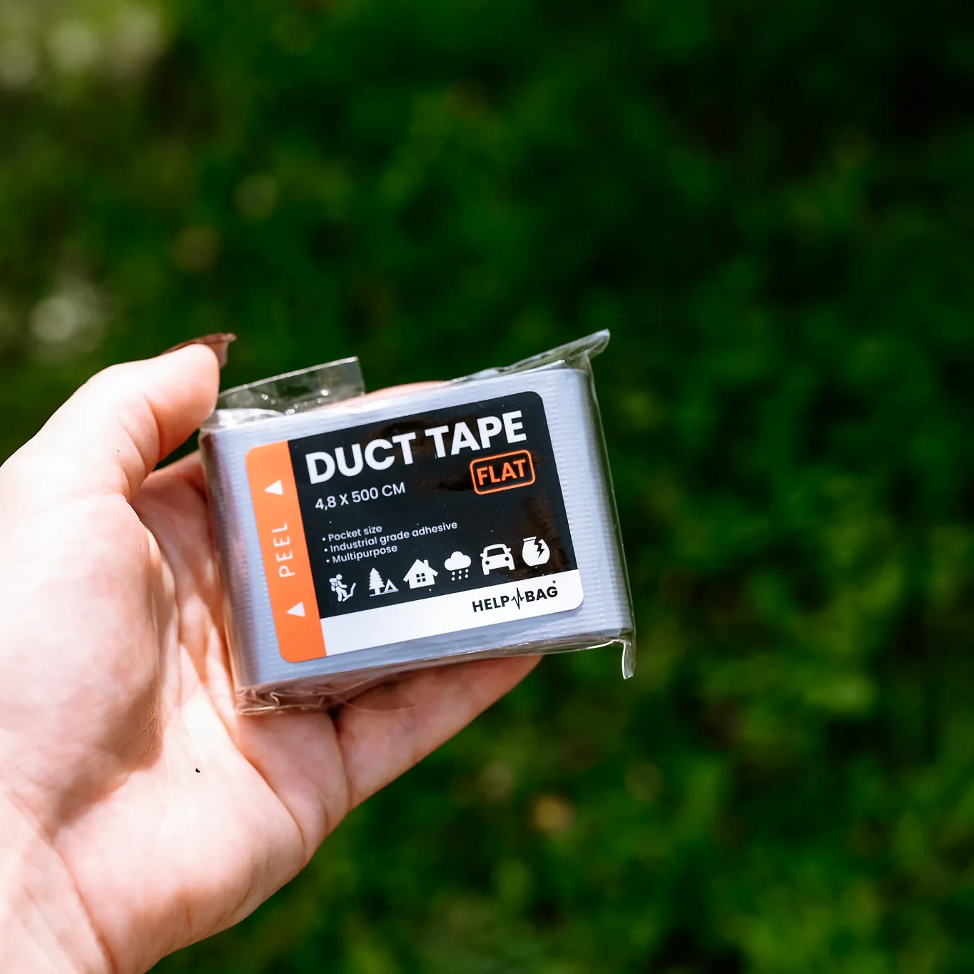 Taśma naprawcza HELP BAG duct tape FLAT 4,8 x 500 cm w dłoni, płaski pakiet kieszonkowy