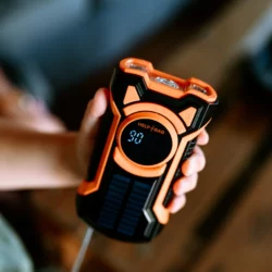 Radio na dynamo 5000 mAh z zestawu awaryjnego HELP BAG BASIC trzymane w dłoni