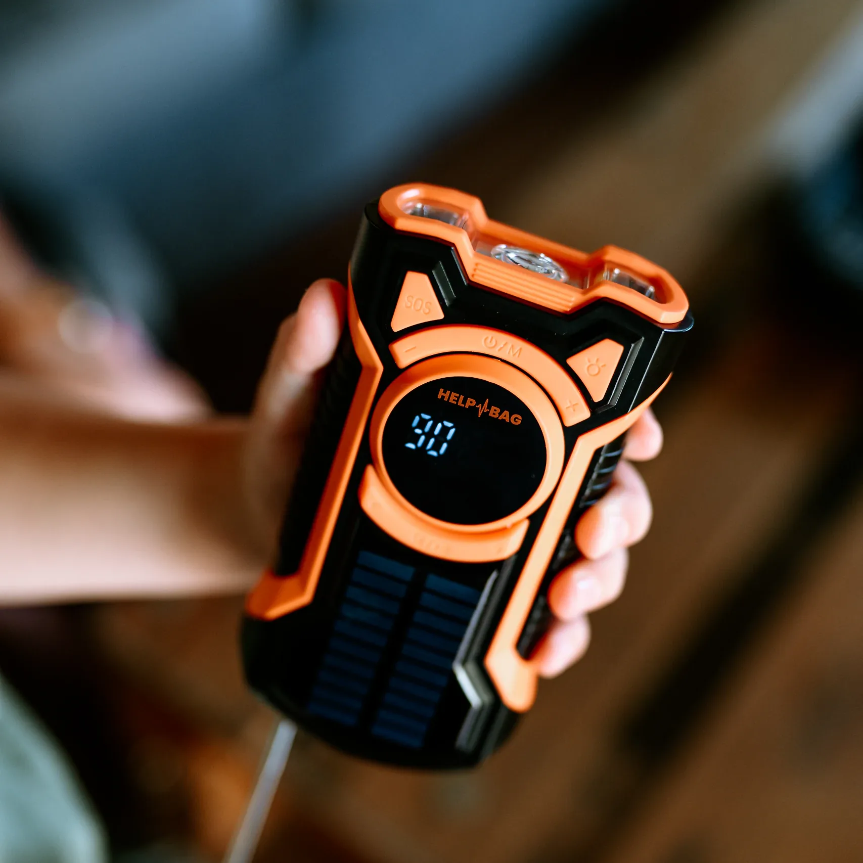 Radio na dynamo 5000 mAh z zestawu awaryjnego HELP BAG BASIC trzymane w dłoni