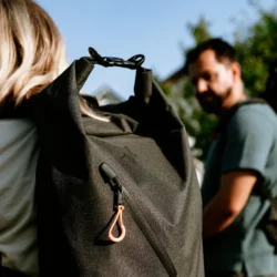 Plecak zestawu awaryjnego HELP BAG BASIC z bliska: zwijana góra z klamrą i ukośny zamek z przodu