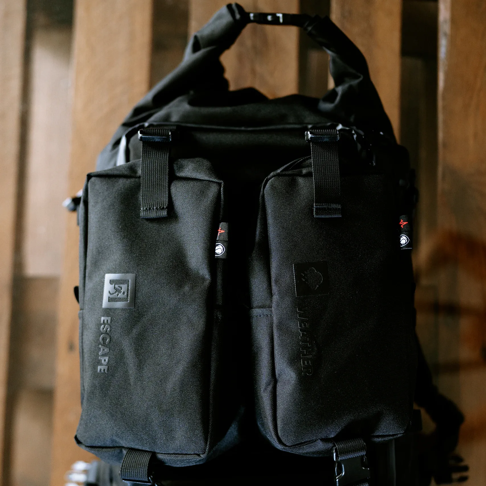 Moduły ESCAPE i WEATHER wpięte na klamry z przodu plecaka HELP BAG MAX PRO z zamknięciem rolowanym