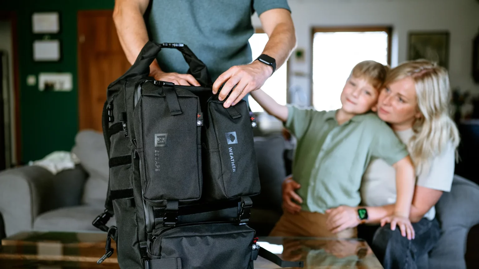 Родина вдома, перед нею рюкзак HELP BAG MAX PRO